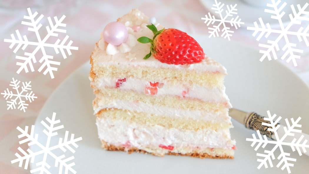 Stück Erdbeertorte auf Teller. Das Bild ist mit Schneeflocken umrandet
