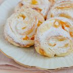 Süße Blätterteigteilchen mit Quark-Aprikosen-Füllung