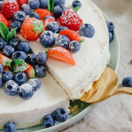Käsekuchen mit Blaubeeren und Erdbeeren